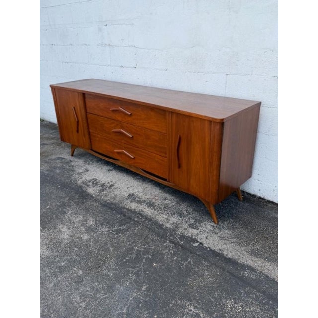This magnificent Dresser is made of wood, walnut, and veneer. The Dresser was made by Young Manufacturing however it is...