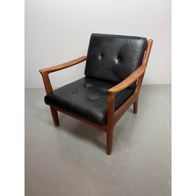 Elegant vintage armchair model Senator, designed by Ole Wanscher and produced by Cado. This refined Danish design combines...