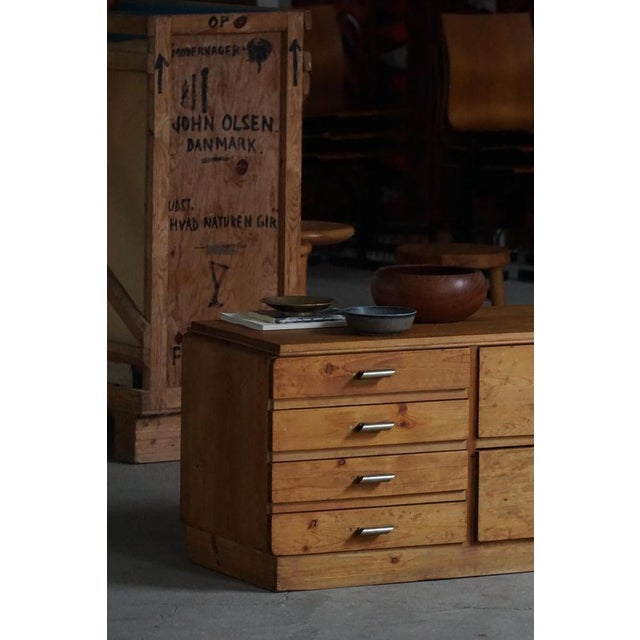 Mid-Century Art Deco Style Chest of Drawers in Pine with Metal Handles, 1940s For Sale - Image 14 of 18