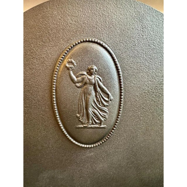 Antique English Fire Grate in Engraved Brass and Polished Steel, 1860 For Sale - Image 6 of 11