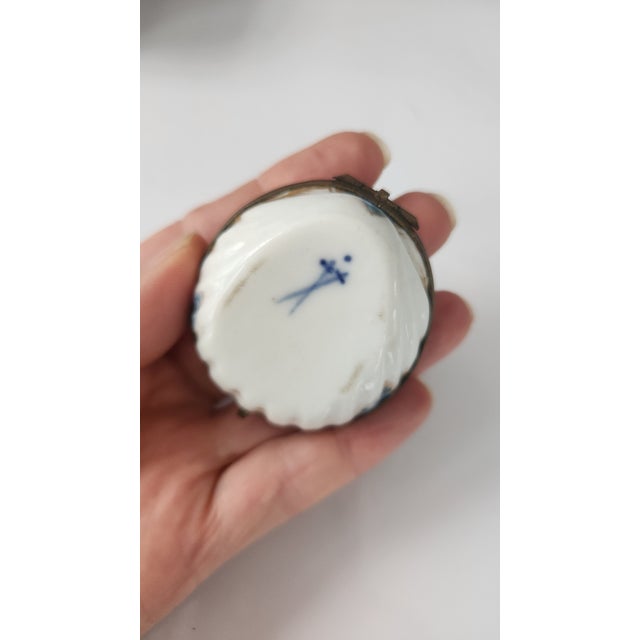 Antique French Limoges Hand-Painted Shell Trinket Box With Gilt Mount, Circa 1900 For Sale - Image 16 of 16