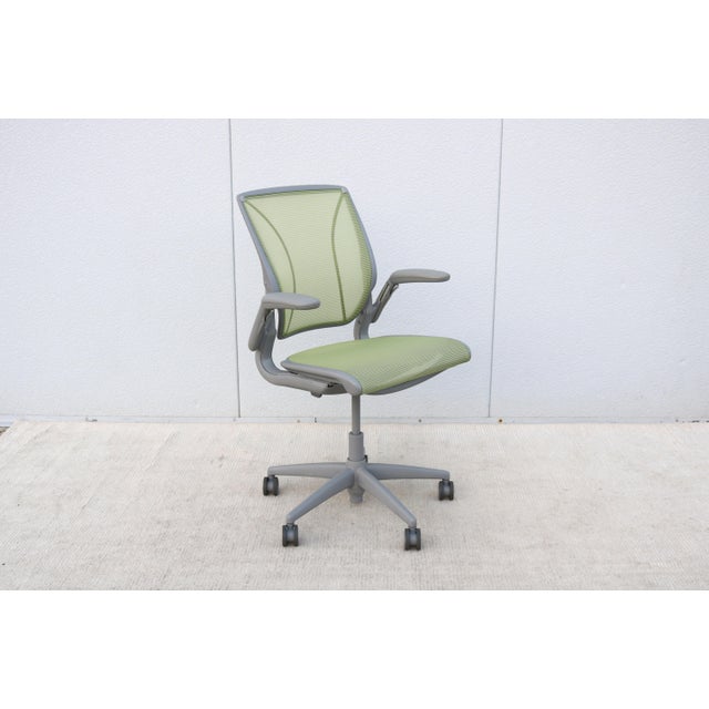 The Word task chair was created with Humanscale's revolutionary Form-Sensing Mesh Technology. It's Smart's tri-panel...