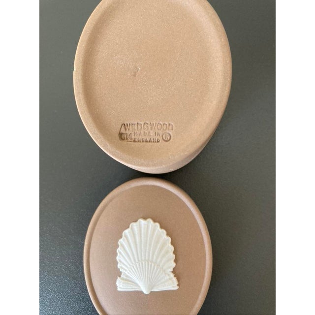 Mid 20th Century Scalloped Sea Shell Design Wedgwood Jasperware Sand Brown English Oval Jewelry Box For Sale - Image 14 of 18