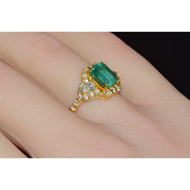 Mid-Century Modern Late 20th Century Certified Natural 2.82cts Emerald Diamond Solid 18k Yellow Gold Halo Ring, Size 6.5 For Sale - Image 3 of 13