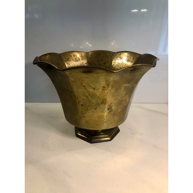 This stunning 1970s Fluted Scalloped Edge Brass Planter, Footed will be a standout on your tabletop, filled or unfilled....