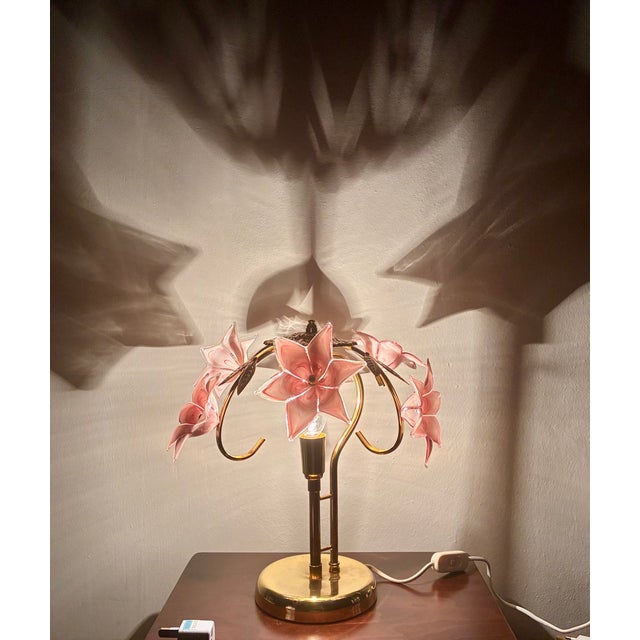 1980s Vintage Pink Murano Glass Floral Table Lamp – Authentic Italian Curved Flower Desk Lamp With Brass Frame – Romantic Atmospheric Lighting For Sale - Image 5 of 18