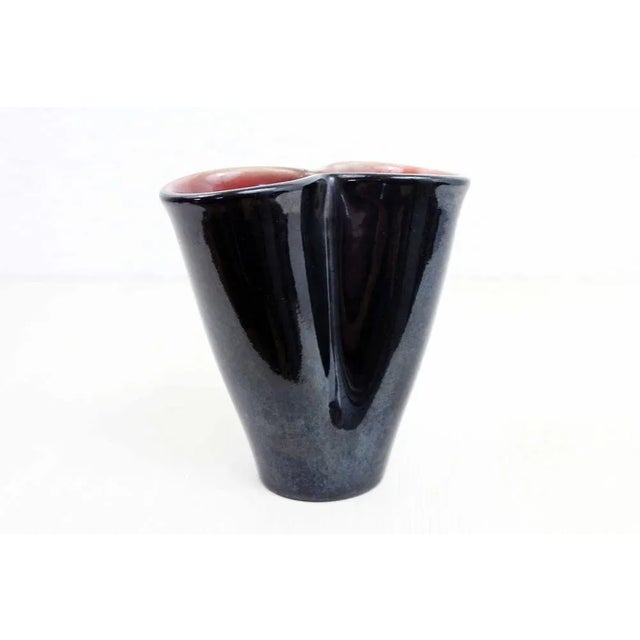 Superb Elchinger vase from the 1950s. This beautiful black and red two -tone enameled vase is splendid. with its free...