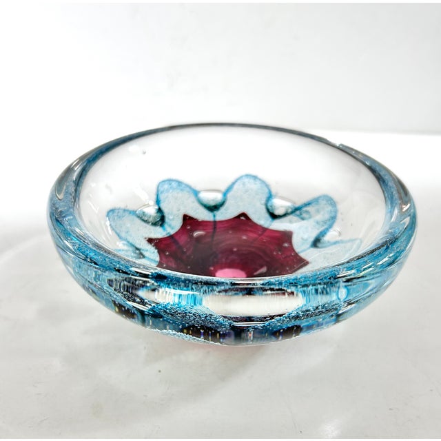 Vintage Murano-Style Art Glass Bowl – Controlled Bubble Sommerso Magenta & Blue Floral Dish For Sale In Louisville - Image 6 of 8