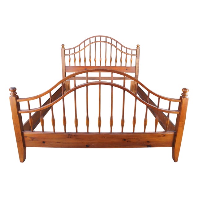 Attributed to Ethan Allen Country Craftsman Colonial Pine Windsor Spindle Queen Full Bed For Sale