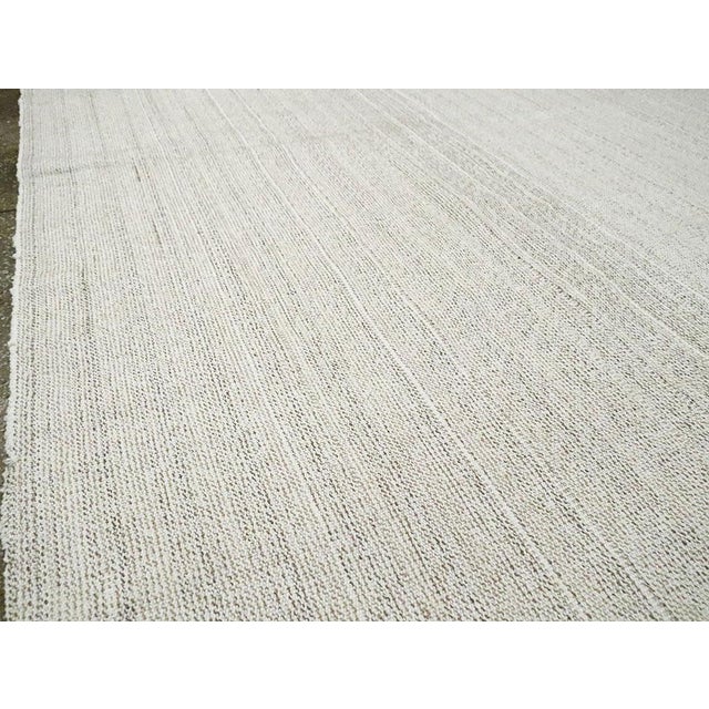 Mid 20th Century Galerie Shabab Collection Mid-20th Century Handmade Turkish Flatweave Kilim Room Size Carpet in White For Sale - Image 5 of 9