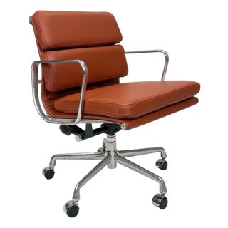 Herman Miller Eames Aluminum Group Soft Pad Management Chair – Warm Cognac Leather For Sale