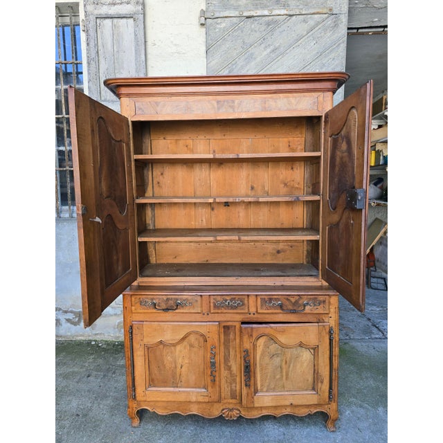 Two-Part Louis XV Cabinet in Walnut, 1760 For Sale - Image 6 of 18