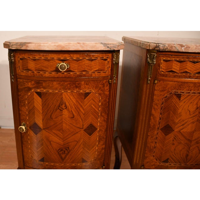 1900 - 1909 1900 Antique French Louis XV Walnut Inlay & Marble Top Pair Nightstands / Bedside Tables For Sale - Image 5 of 17
