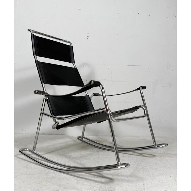 Construction made of chrome-plated metal and black leather, Dimensions approx.: H. 100 cm, W. 80 cm, D. 80 cm.