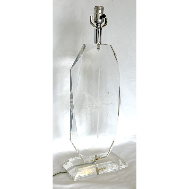 Vintage Lucite Gem Edge Faceted Table Lamp With Starburst Etching For Sale In West Palm - Image 6 of 16