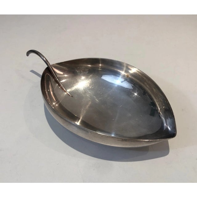 This leaf vide-poche is made of silver plated. This is a work by famous French designer Gallia for Christofle, circa 1930.