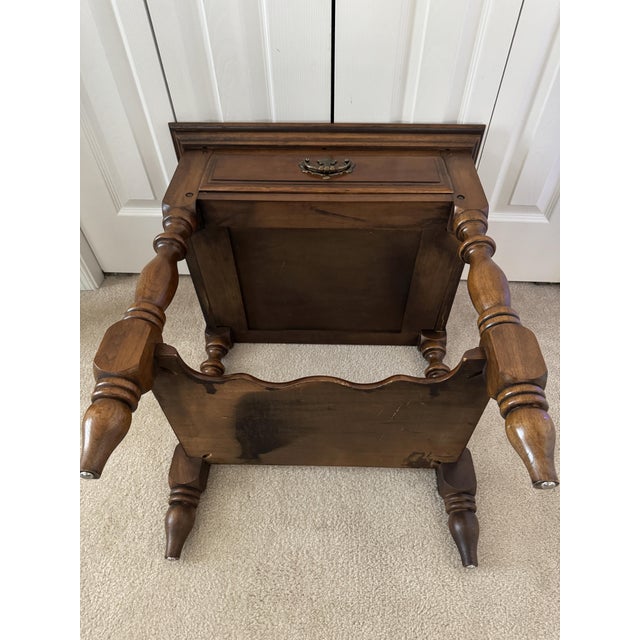 Vintage Early American Kent Coffey Carriage Trade Nightstand Cherry & Pecan "64" For Sale - Image 16 of 16