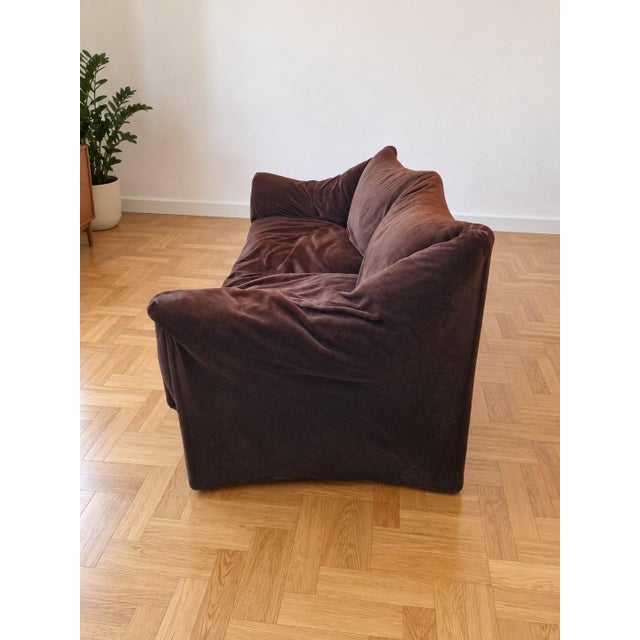 The "Le Tentazioni" two-seater sofa, model 685, designed by Mario Bellini for Cassina in 1973, is a masterpiece of Italian...