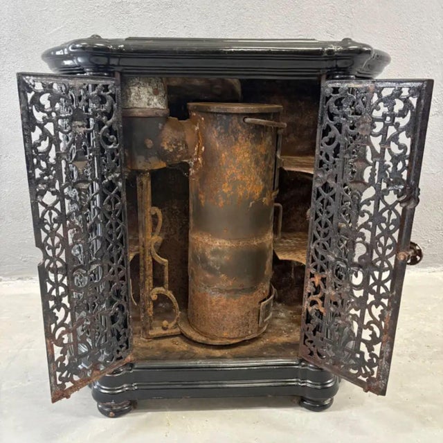 Antique French Decorative Fireplace Insert with Ornate Cast Iron in Black, 1900s For Sale - Image 10 of 15