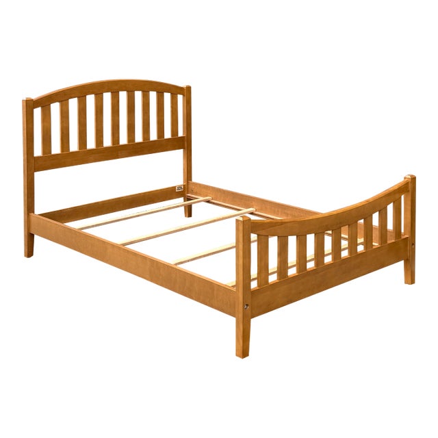 2000s Ethan Allen Elements Collection Shaker / Arts & Crafts Solid Maple Full Spindle Bed (27-5632) For Sale