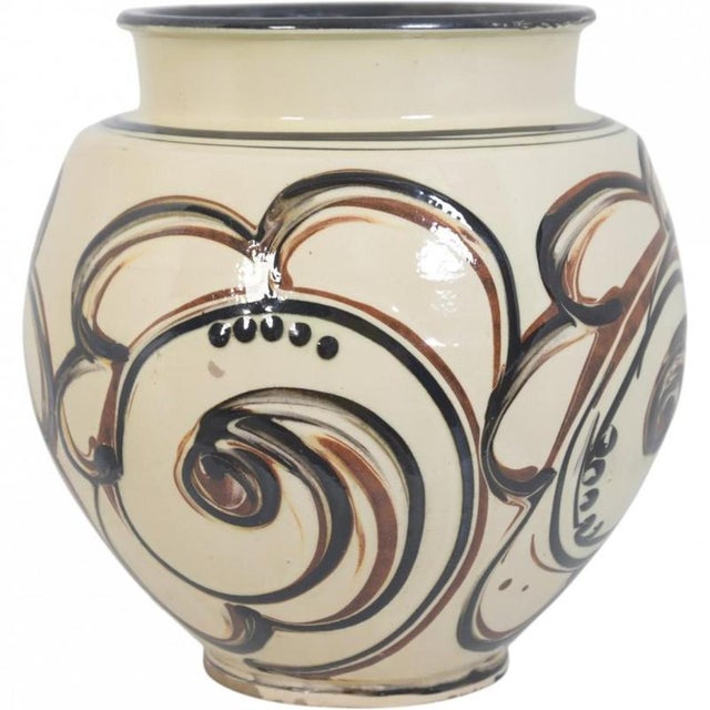Herman Kæhler white ceramice vase. The vase is from the 1920s, and appears with a few mindre chips in the glaze. Height:...