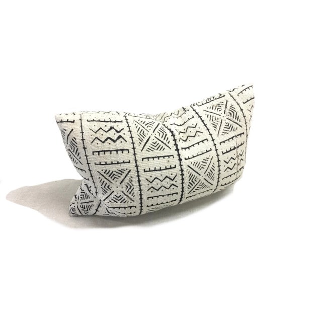 African Mali "Mudcloth" Bogolanfini Pillow, White/Black Lumbar 12" X 16" For Sale In Minneapolis - Image 6 of 6