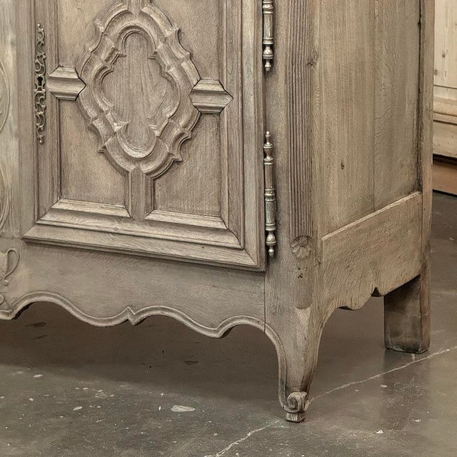 18th Century Country French Louis XIII Buffet in Stripped Oak For Sale - Image 9 of 18