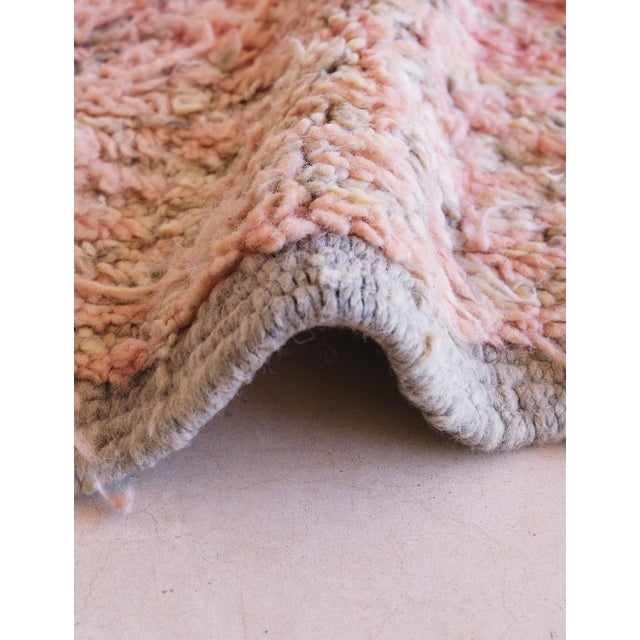 Vintage Moroccan Rug – Handwoven Boujad Wool with Soft Blush Geometric Motifs This vintage Moroccan rug beautifully...