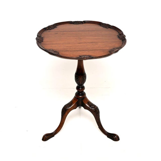 A beautiful and extremely well made antique occasional table. This was made in England, it dates from around the 1900-1920...