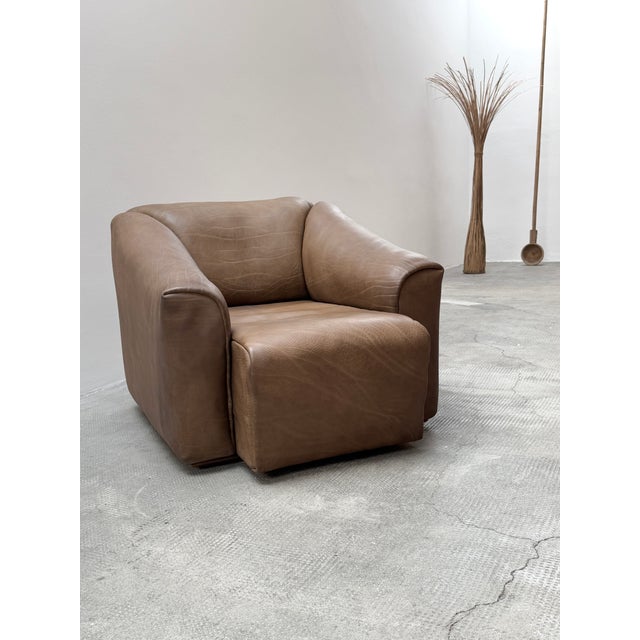 De Sede DS-47 armchair in beautiful, khaki-colored, thick buffalo leather with a beautiful patina, Switzerland, 1970s....