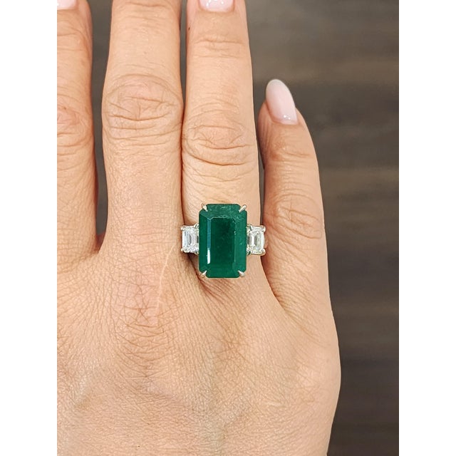 Modern 10.43 Ct Gia Certified Zambian Emerald & Diamond Ring Size 7 For Sale - Image 3 of 10