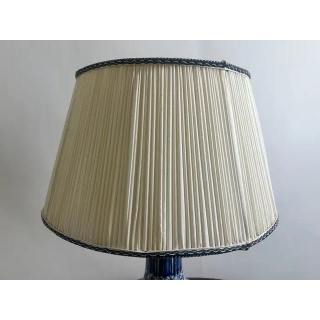 Oriental Chinese Ming Dynasty Style Blue & White Table Lamp W Org Shades, a Pair For Sale - Image 9 of 15
