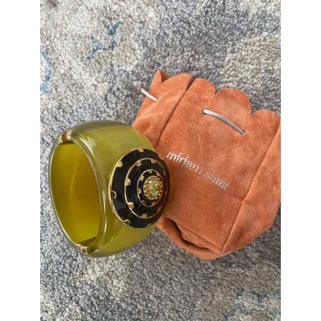 Art Deco Miriam Salat Translucent and Frosted Vintage Golden Resin Cuff With Topaz For Sale - Image 3 of 18