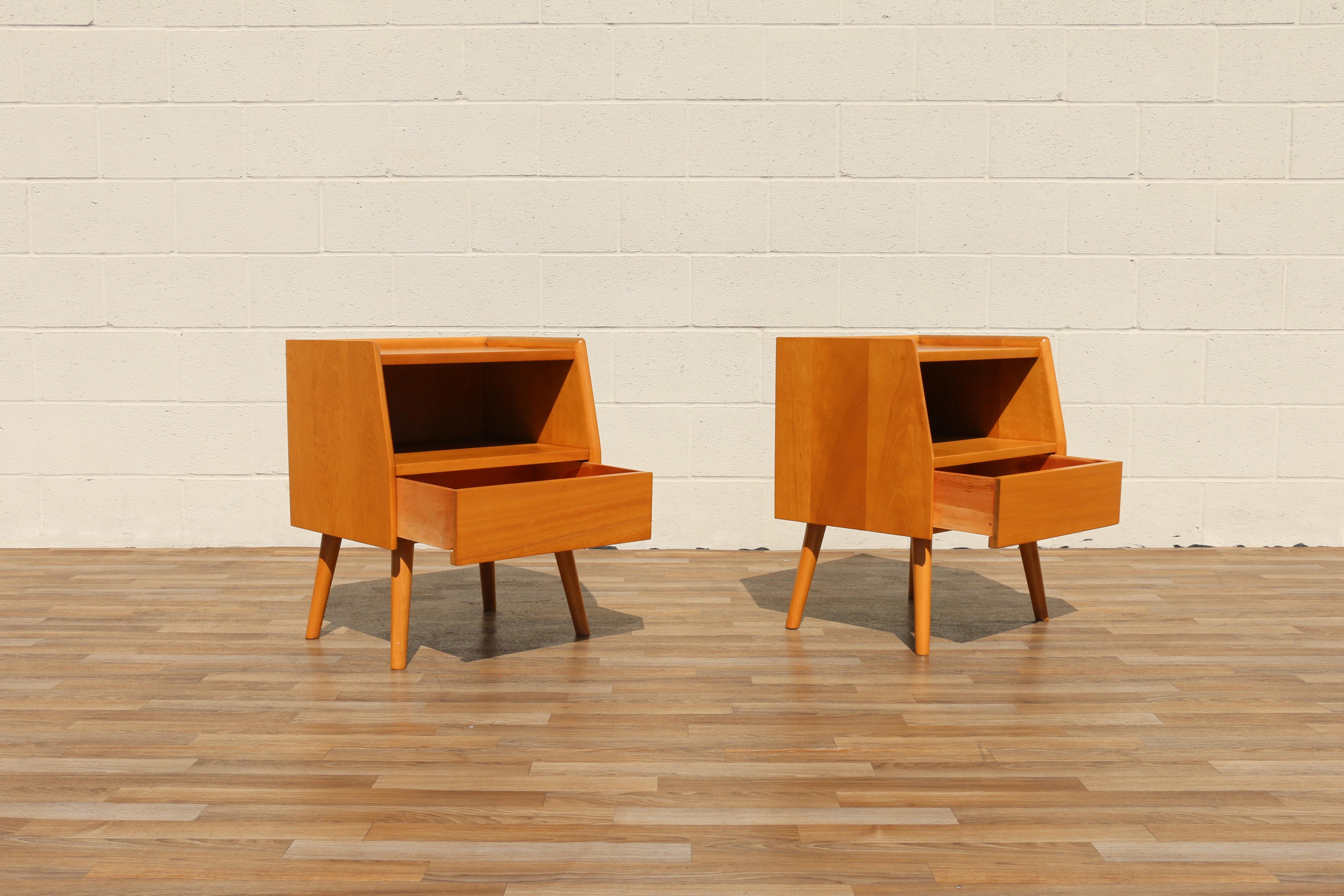 ★ミッド センチュリー アシュトレイ Vintage Mid Century Mid-Century Modern Pair of Maple Nightstands in the Style of