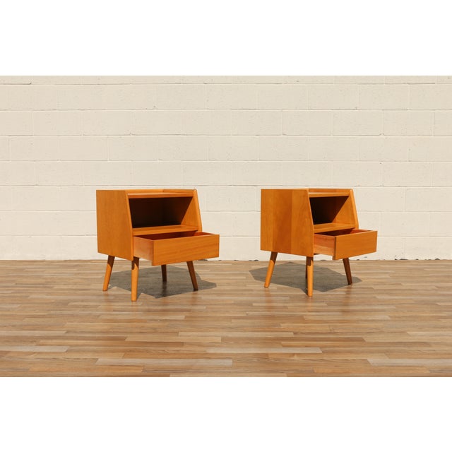 Mid-Century Modern Mid-Century Modern Pair of Maple Nightstands in the Style of Heywood-Wakefield, Circa 1960s For Sale - Image 3 of 18