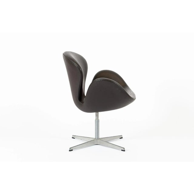 Brown Mid Century Danish Modern Swan Chair by Arne Jacobsen for Fritz Hansen For Sale - Image 13 of 15