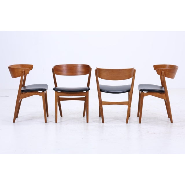 Vintage chair set by Helge Sibast in teak and leather, exuding a calm, sophisticated elegance. Comfortable seating meets...