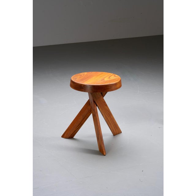 This stool is a striking example of Pierre Chapo's craftsmanship, featuring the S13a model from the 1970s, made in France....