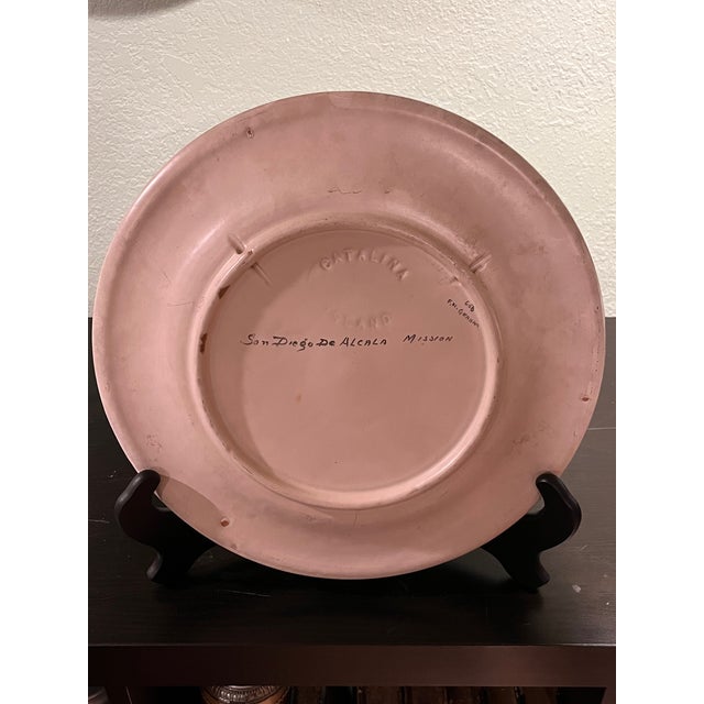 Early 20th Century 1930s Catalina Island Pottery San Diego De Alcala Mission Charger 13" Fm Graham For Sale - Image 5 of 6