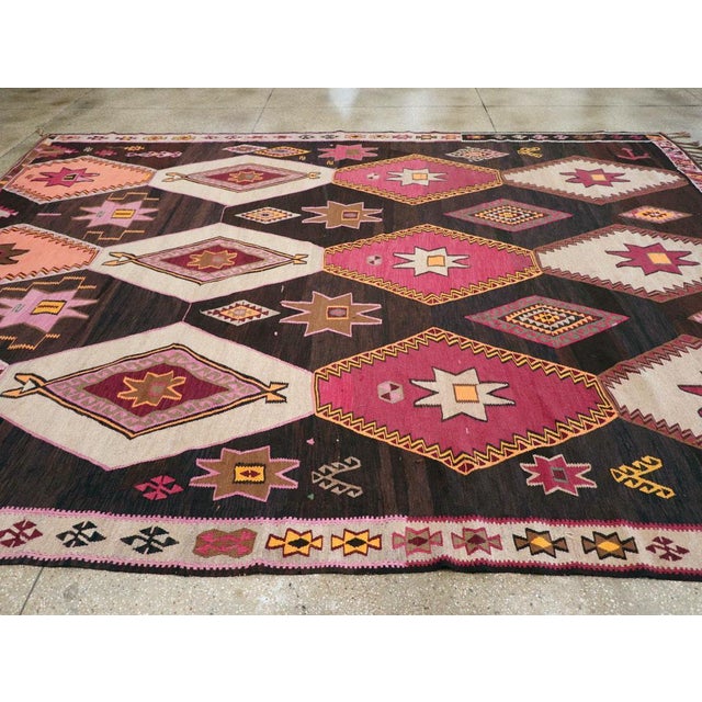 Galerie Shabab Collection Mid-20th Century Handmade Turkish Tribal Flatweave Kilim Room Size Carpet For Sale - Image 4 of 8