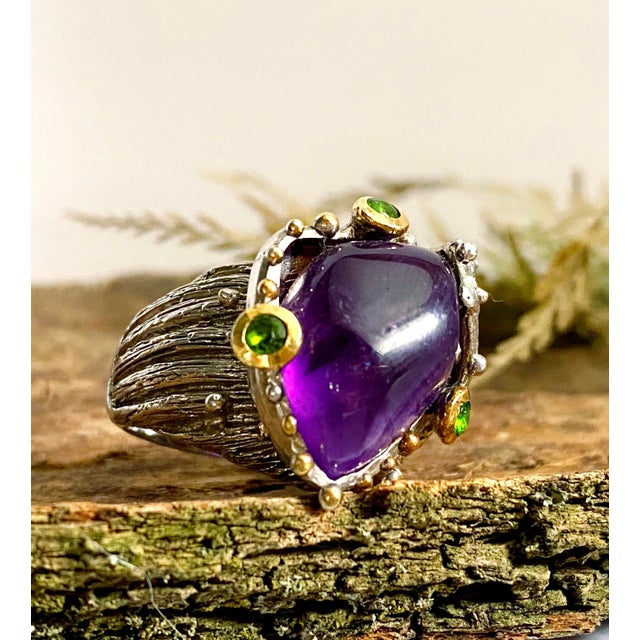 Early 21st Century Art Deco–Inspired Amethyst & Peridot Cocktail Ring in Sterling Silver With Vermeil Accents, Size 7 For Sale - Image 5 of 6
