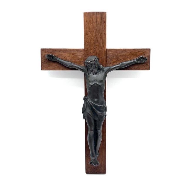 This impressive wall crucifix combines the rustic charm of solid german oak with the refined elegance of a patinated...
