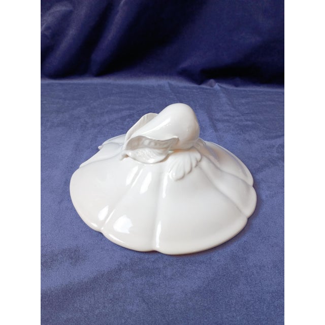 1960s 1960s Bordallo Pinheiro White Pear Soup Tureen 3 Piece Set With Ladle and Lid Portugese Majolica For Sale - Image 5 of 16