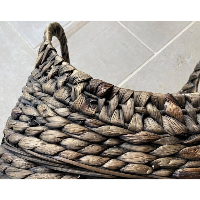 Wood Late 20th-Century Rustic Chic Braided Seagrass Pedestal Floor Basket For Sale - Image 7 of 13