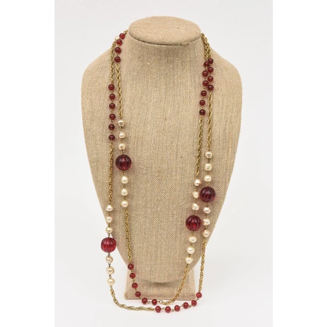 Modern Chanel 1984 Long Sautoir Wrap Necklace With Red Gripoix Glass, Faux Pearls and Gold Links For Sale - Image 3 of 12