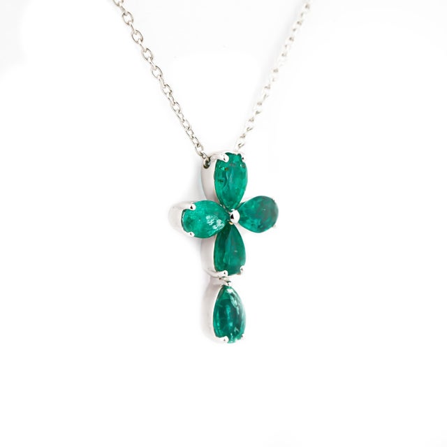 Natural emeralld 1.88ct pendant in 18k god For Sale - Image 18 of 18