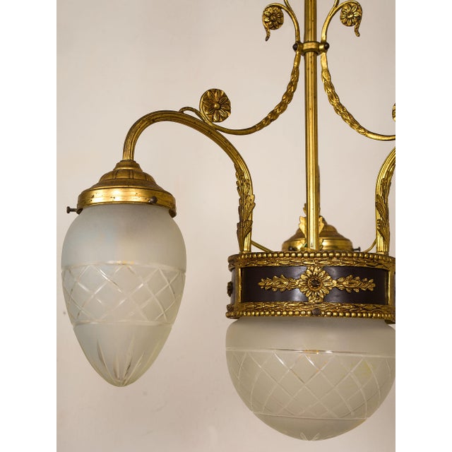 Traditional Art Nouveau Chandelier in Gilded Brass with Etched Glass Shades, 1920s For Sale - Image 3 of 13