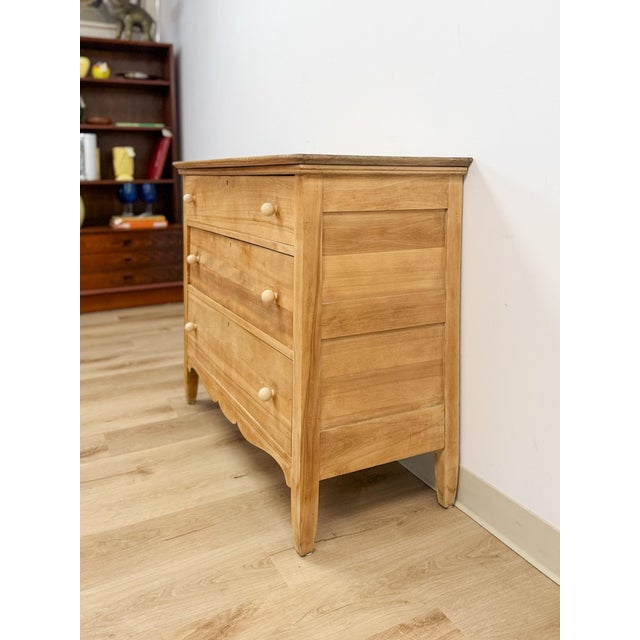 Beige Primitive Scrubbed Pine Three Drawer Dresser Dovetail Porcelain Knobs Vintage For Sale - Image 8 of 14