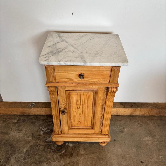 ✓ Practical and decorative ✓ Noble marble sheet ✓ Stylish unique piece Dimensions: W: 45cm H: 82cm D: 35cm Article:...