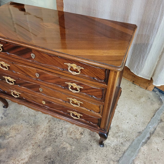 1940s Mahogany Matchbook Veneered 4 Drawer French Commode For Sale In Atlanta - Image 6 of 13